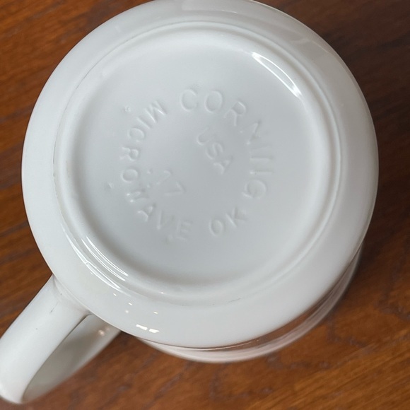 Corning Christmas mugs, Wreath Design - Picture 2 of 3